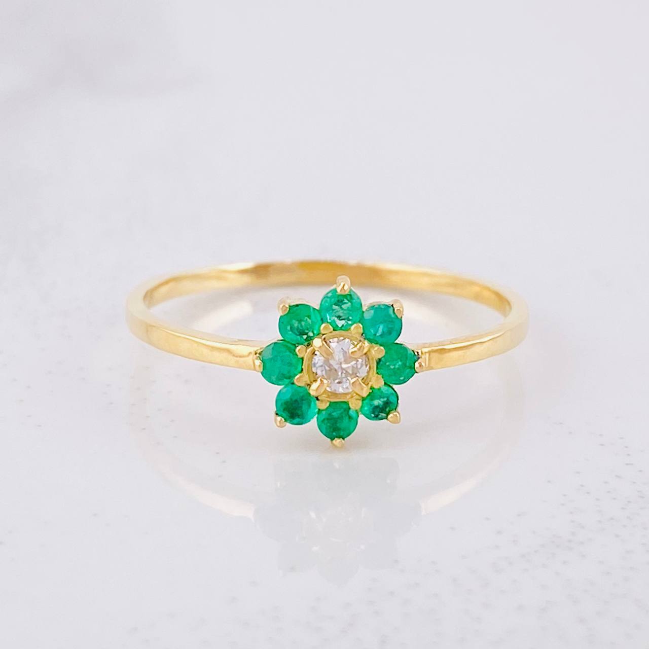 Anillo Flor Ocho Petalos Esmeraldas 15pts Diamantes 4pts 1.35g / T7 Oro Amarillo 18K