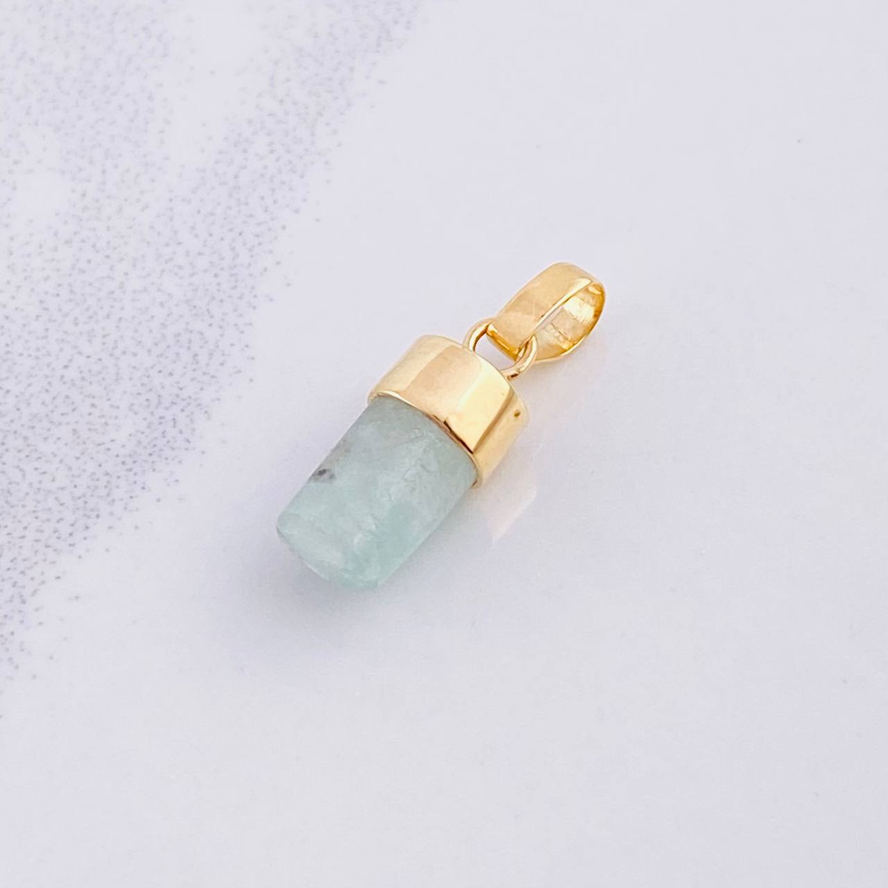 Pendant Rough Emerald 0.8g / 3/4 in 18K Yellow Gold