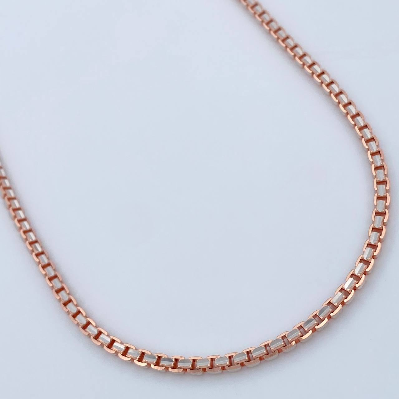 Cadena Veneciana 13.55gr / 23 1/2 in / 1.8mm Dos Oros Rosa Blanco +3 18K %