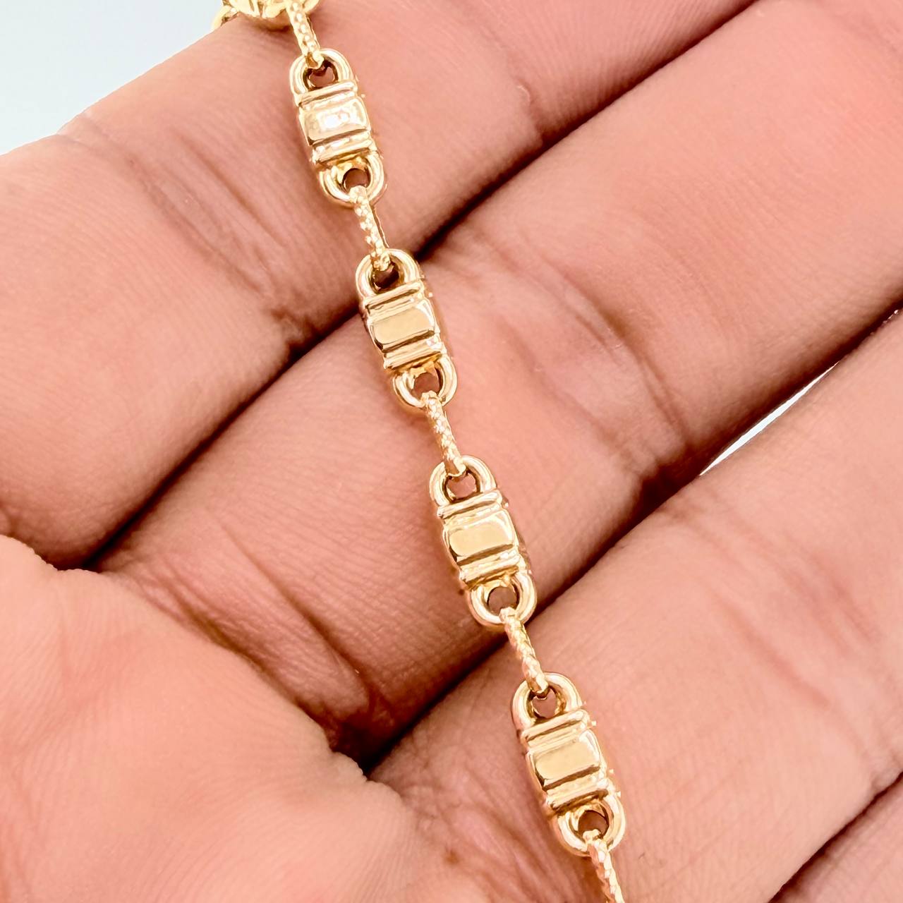 Rustic Square Barrel Bracelet 4.6gr / 7 3/4 in / 4.4mm Yellow Gold 18K $