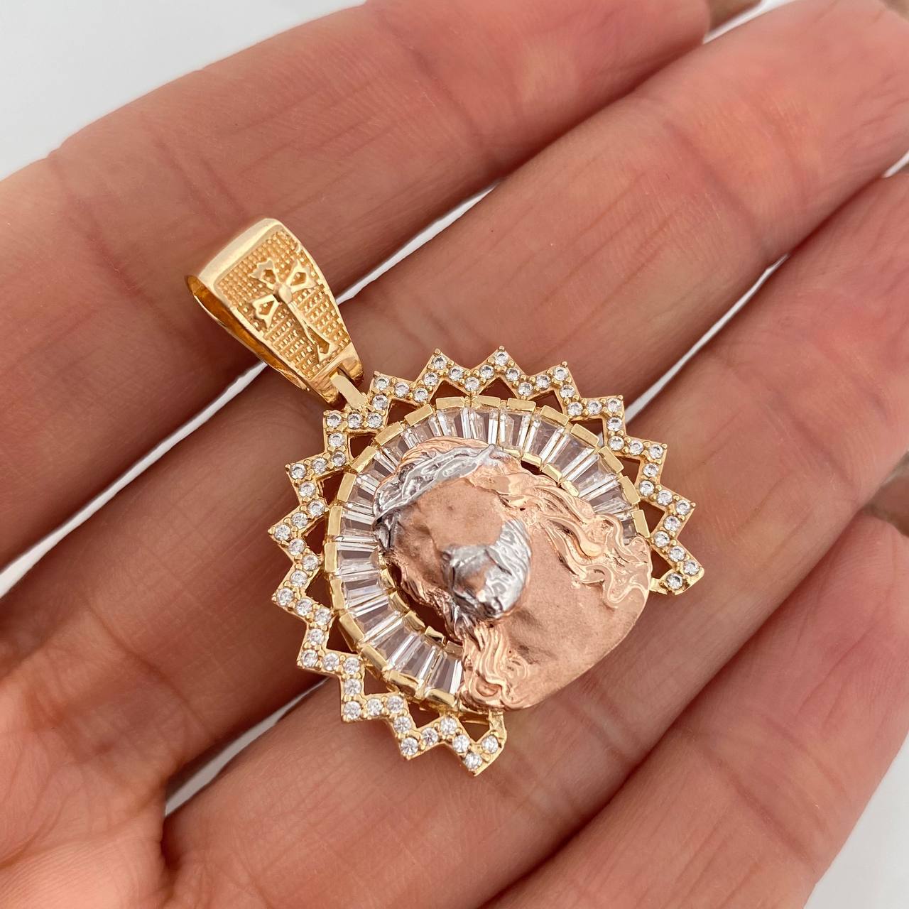 Pendant Face of Christ 7.85g / 1 1/2 in Three Golds 18K