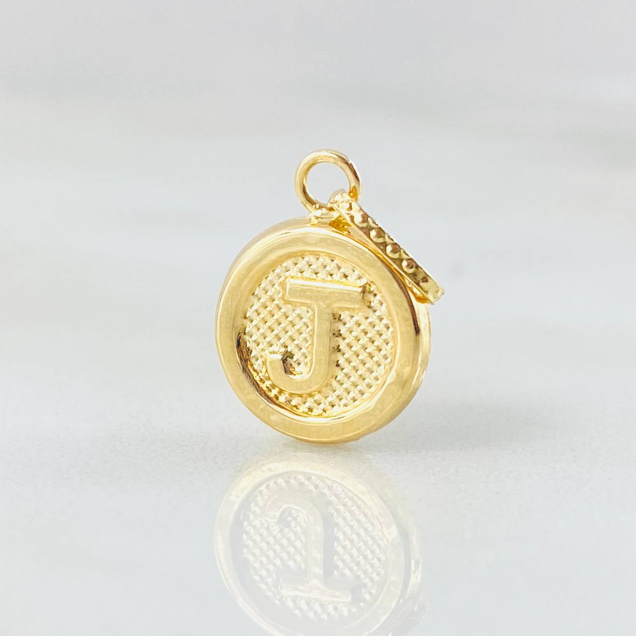 Pendant Letter J 0.55gr / 0.8in / 18K Gold ©