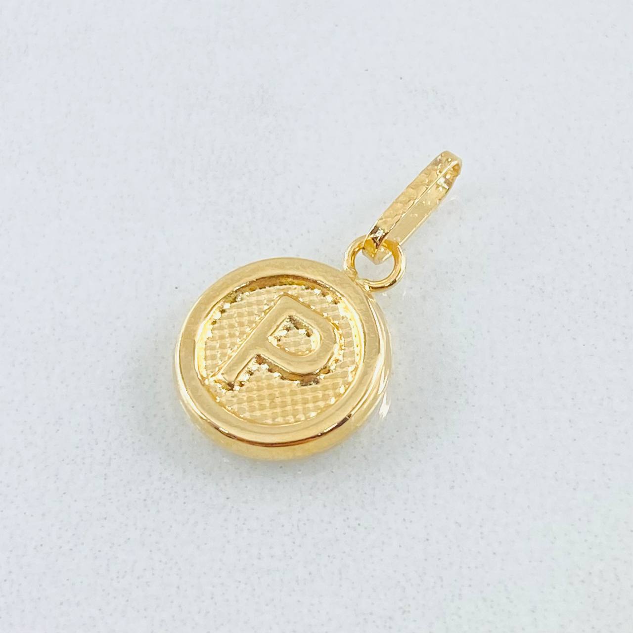 Dije Letra P 0.6gr / 3/4 in / Oro Amarillo 18K