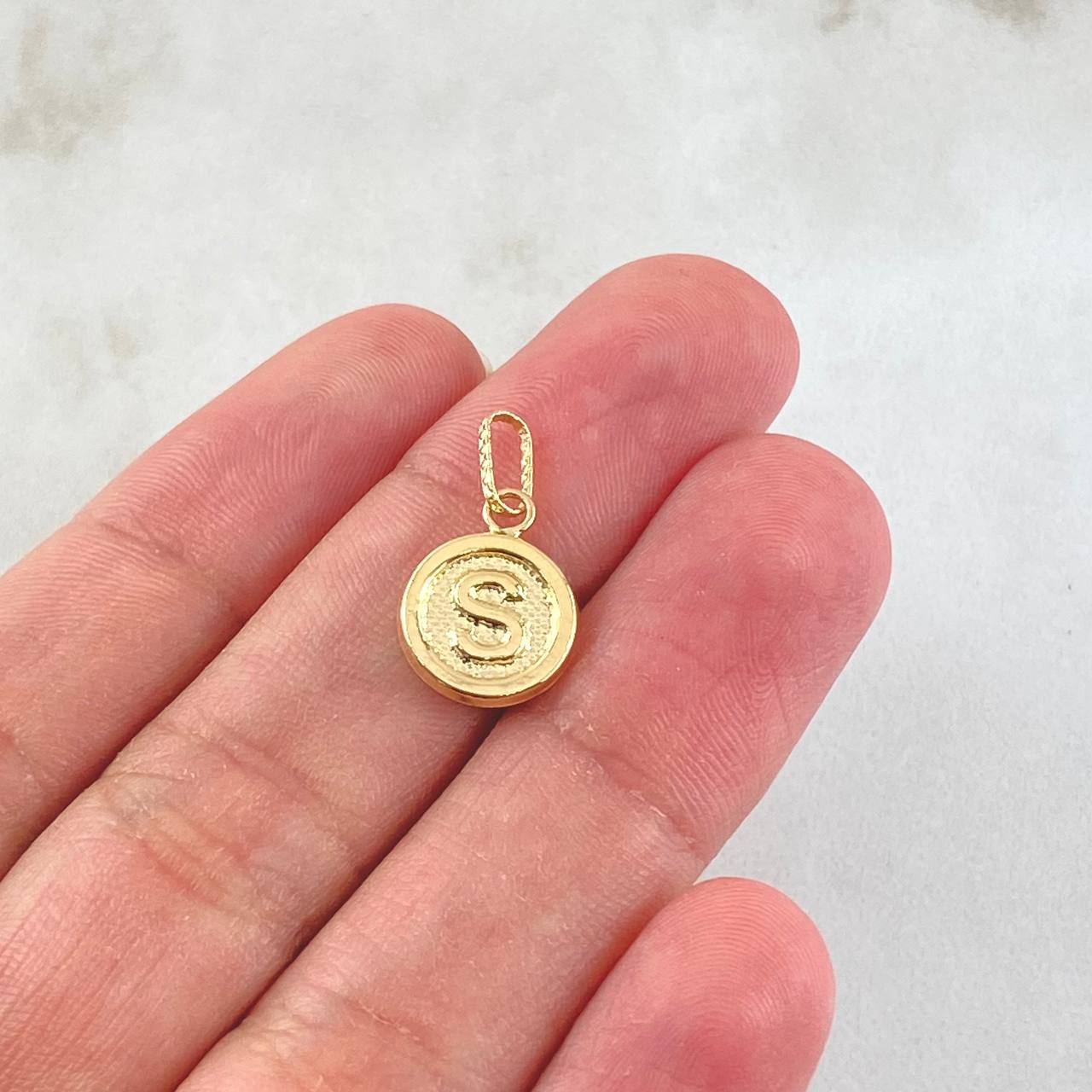 Dije Letra S 0.55gr / 3/4 in / Oro Amarillo 18K