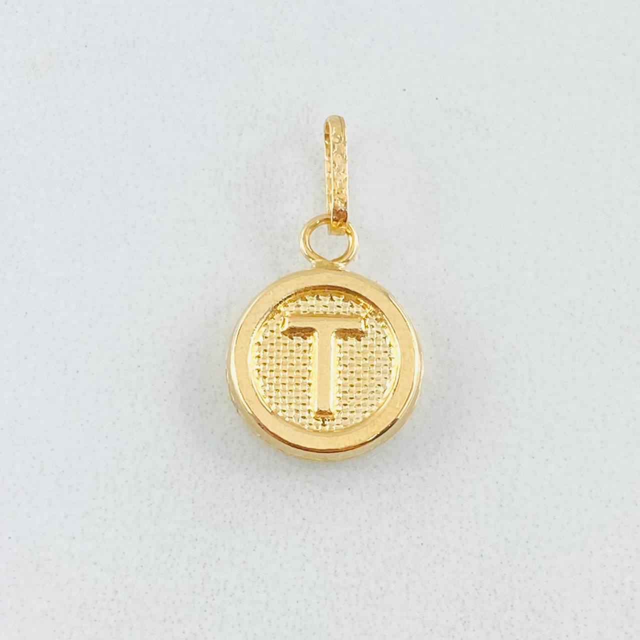 Dije Letra T 0.6gr / 3/4 in / Oro Amarillo 18K