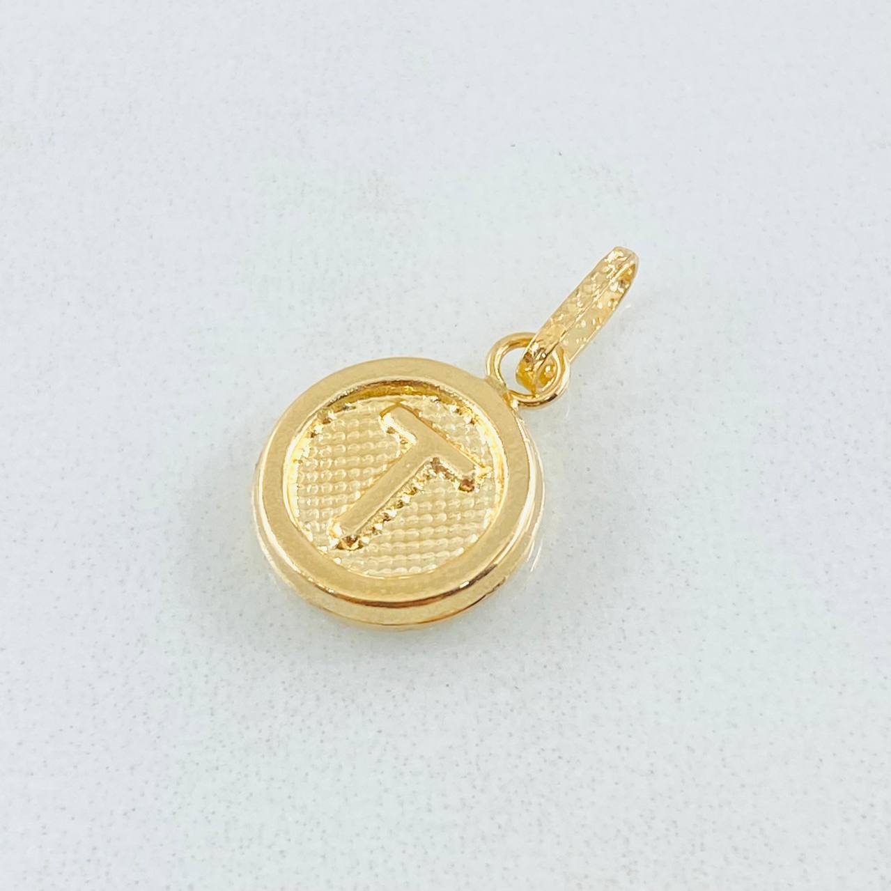 Dije Letra T 0.6gr / 3/4 in / Oro Amarillo 18K