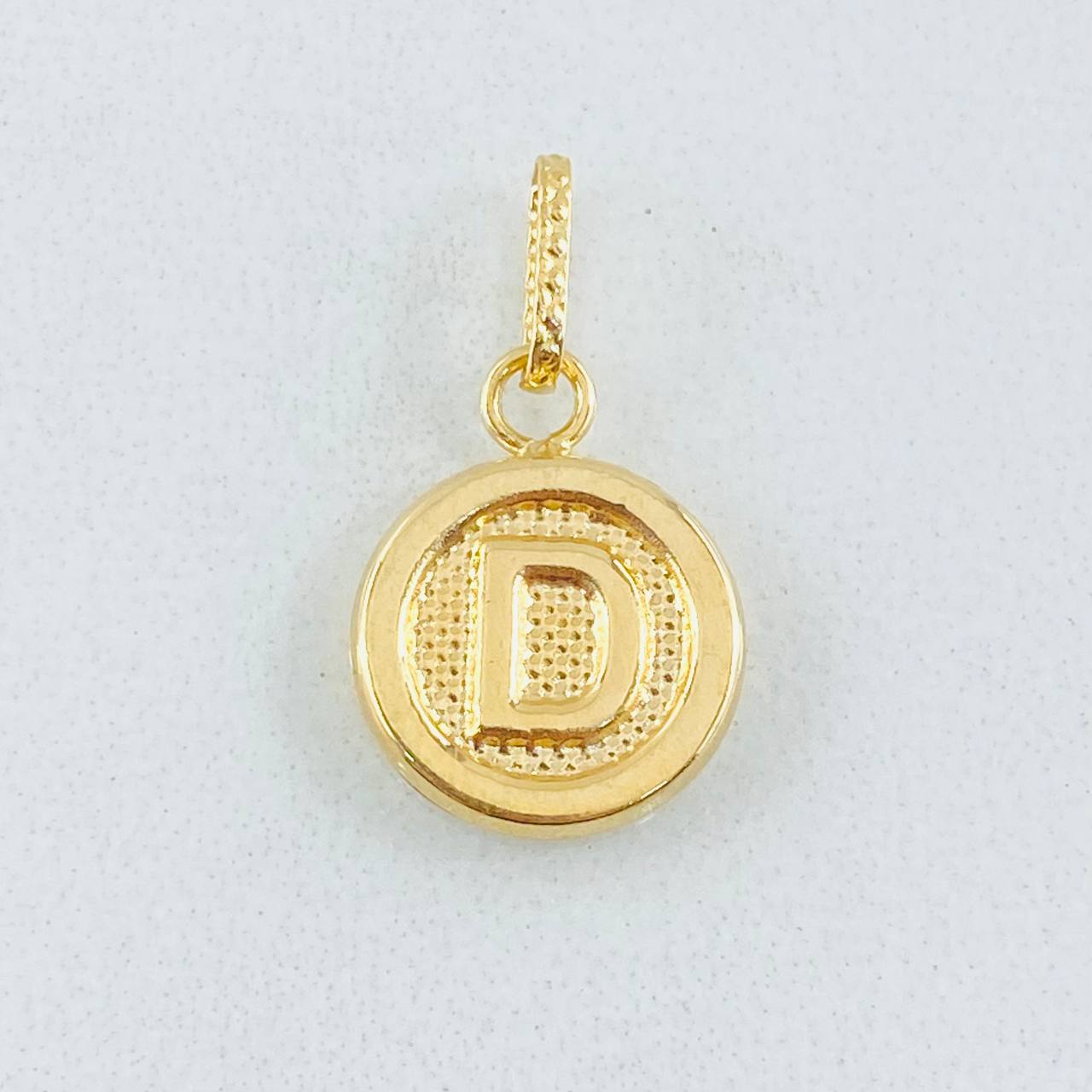 Dije Letra D Circulo Texturizado 0.4gr / 1/2 in / Oro Amarillo 18K ©