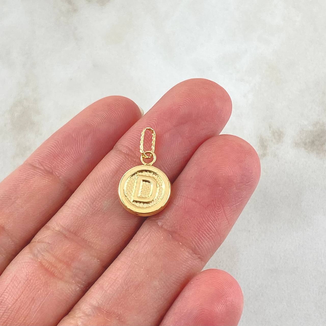 Dije Letra D Circulo Texturizado 0.4gr / 1/2 in / Oro Amarillo 18K ©