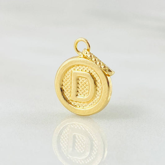 Dije Letra D Circulo Texturizado 0.4gr / 1/2 in / Oro Amarillo 18K ©