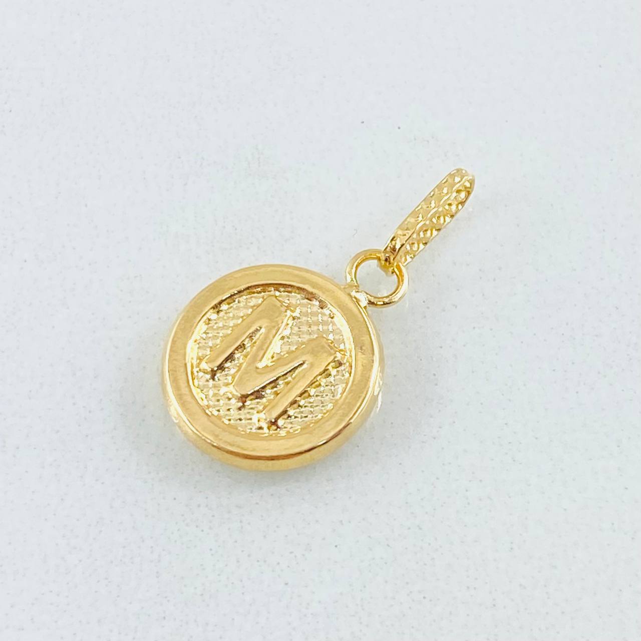 Dije Letra M 0.55gr / 3/4 in / Oro Amarillo 18K *