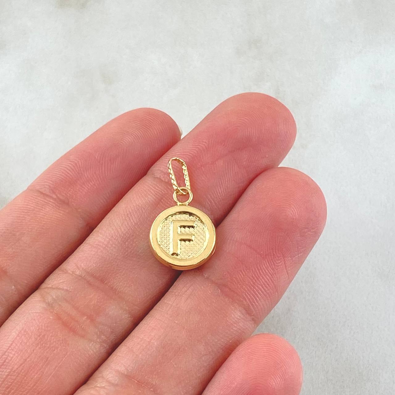Dije Letra F 0.6gr / 3/4 in / Oro Amarillo 18K
