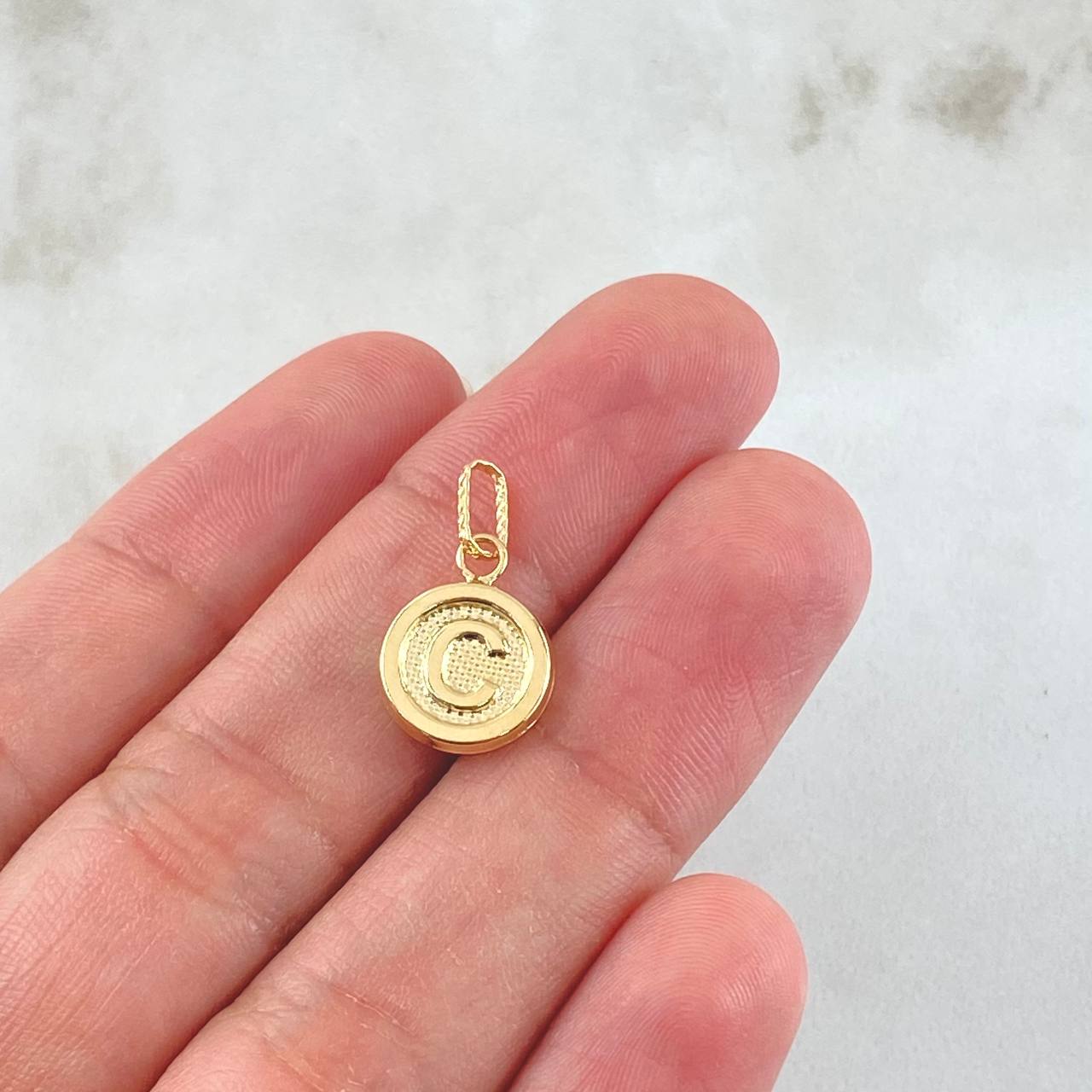 Pendant Letter C 0.6gr / 0.8in / 18K Gold ©