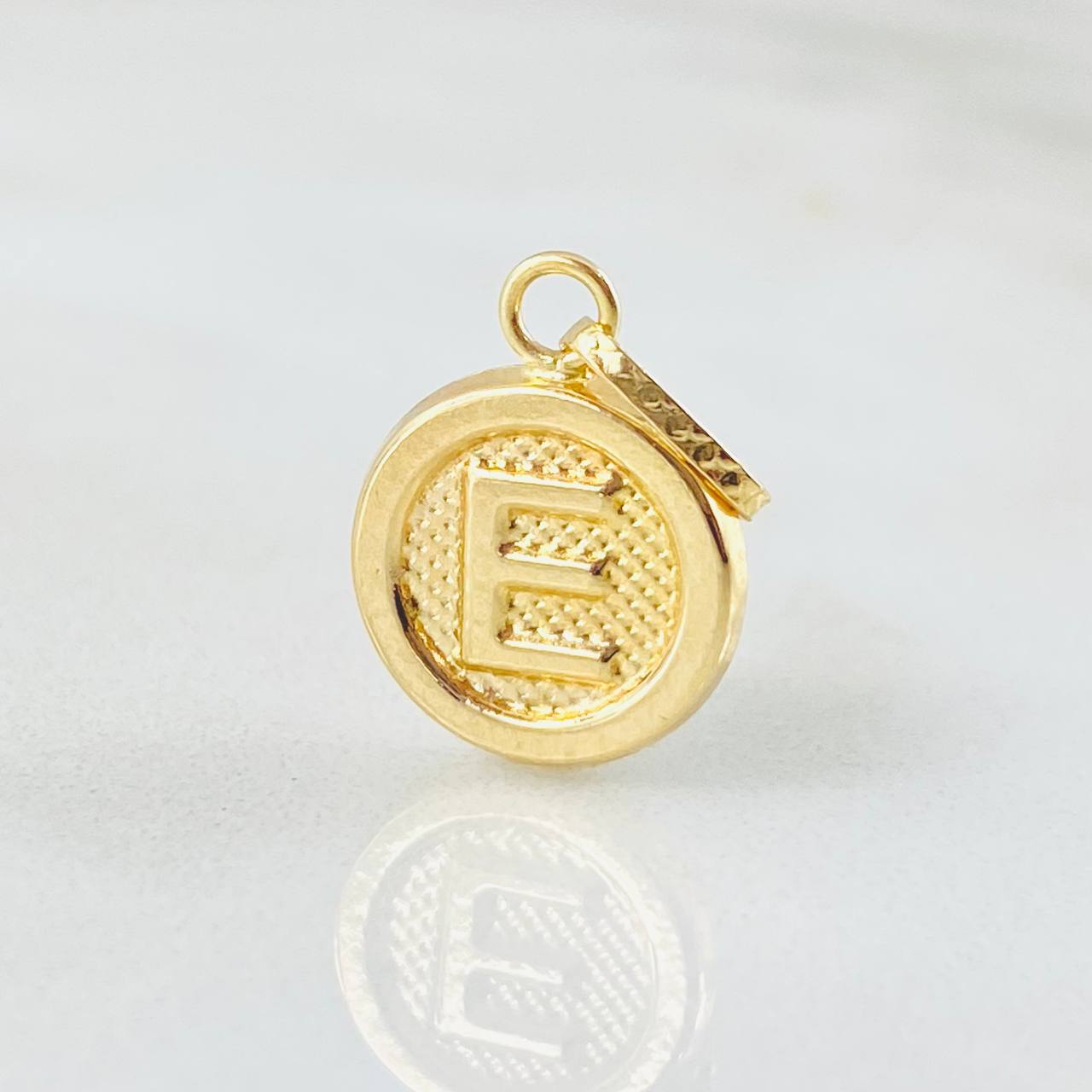 Dije Letra E 0.6gr / 3/4 in / Oro Amarillo 18K