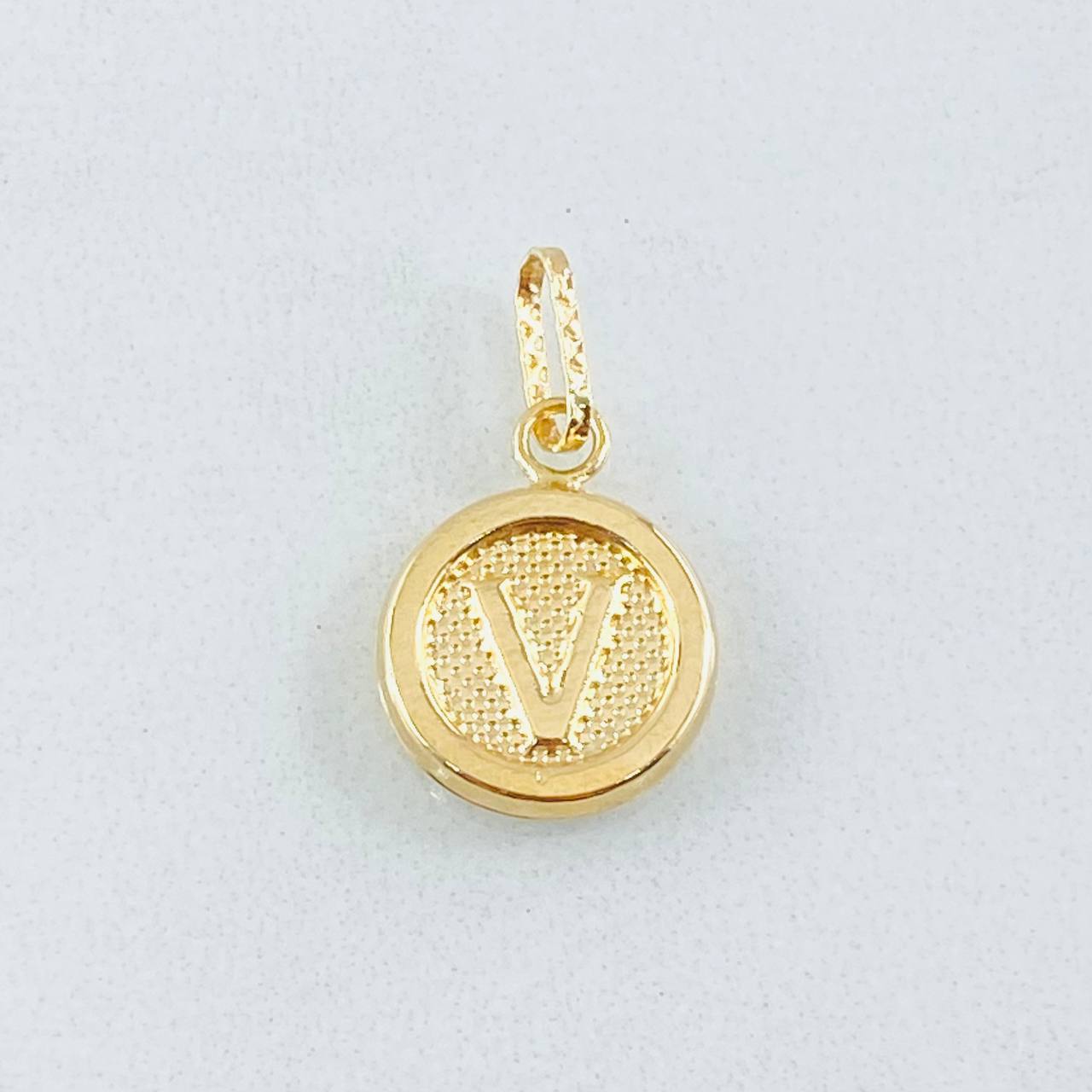 Dije Letra V 0.6gr / 3/4 in / Oro Amarillo 18K