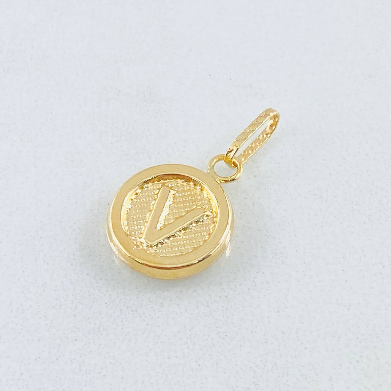 Dije Letra V 0.6gr / 3/4 in / Oro Amarillo 18K