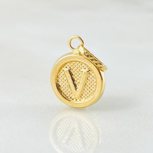Dije Letra V 0.6gr / 3/4 in / Oro Amarillo 18K