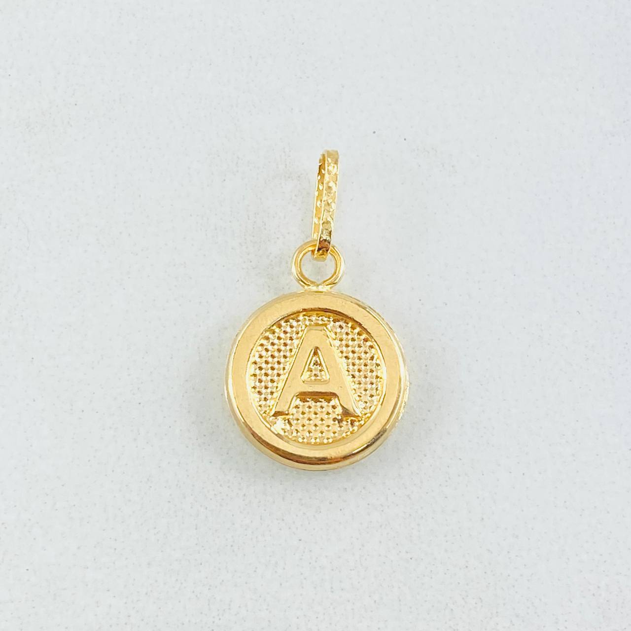 Dije Letra A 0.6gr / 3/4 in / Oro Amarillo 18K ©