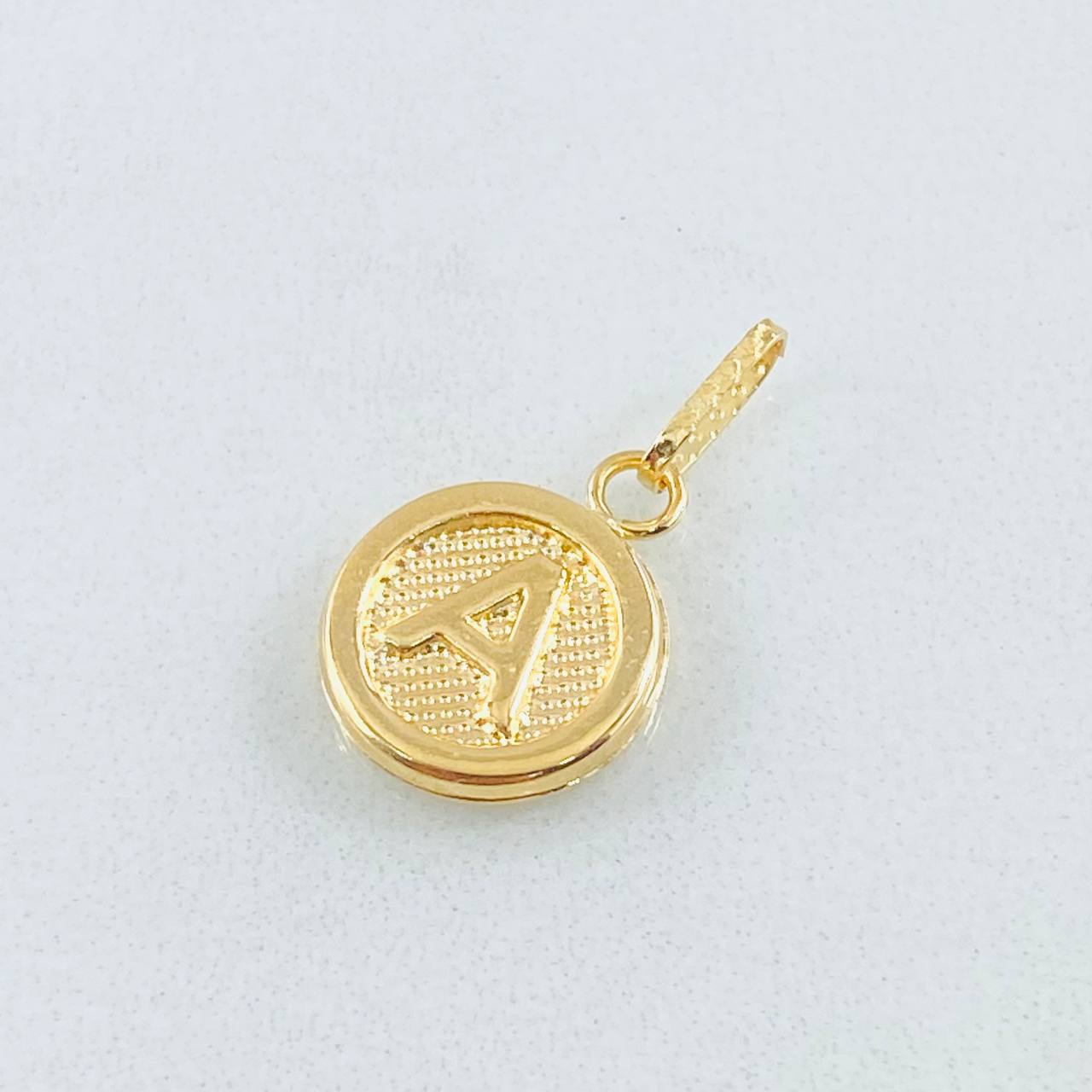 Dije Letra A 0.6gr / 3/4 in / Oro Amarillo 18K ©