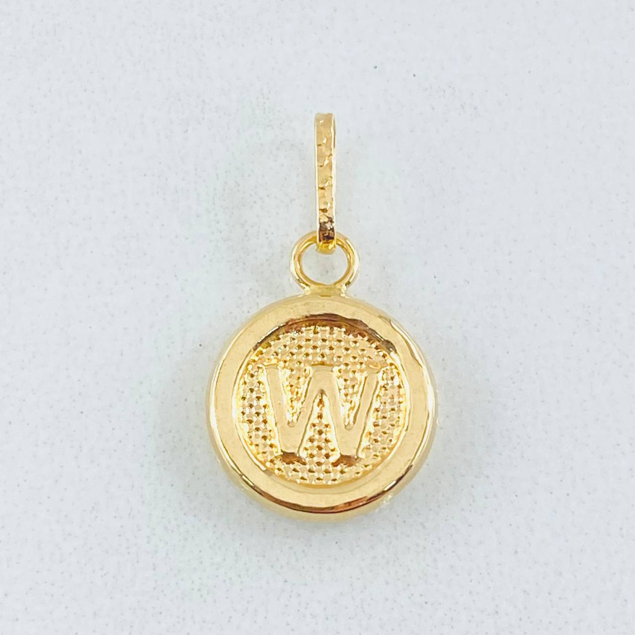 Dije Letra W 0.6gr / 3/4 in / Oro Amarillo 18K