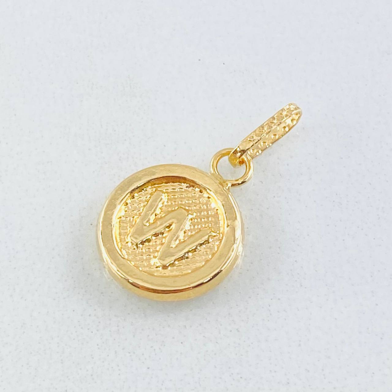 Dije Letra W 0.6gr / 3/4 in / Oro Amarillo 18K