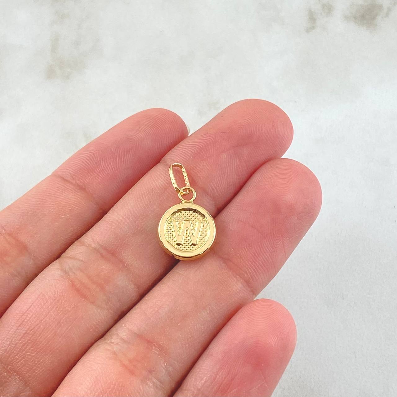 Dije Letra W 0.6gr / 3/4 in / Oro Amarillo 18K