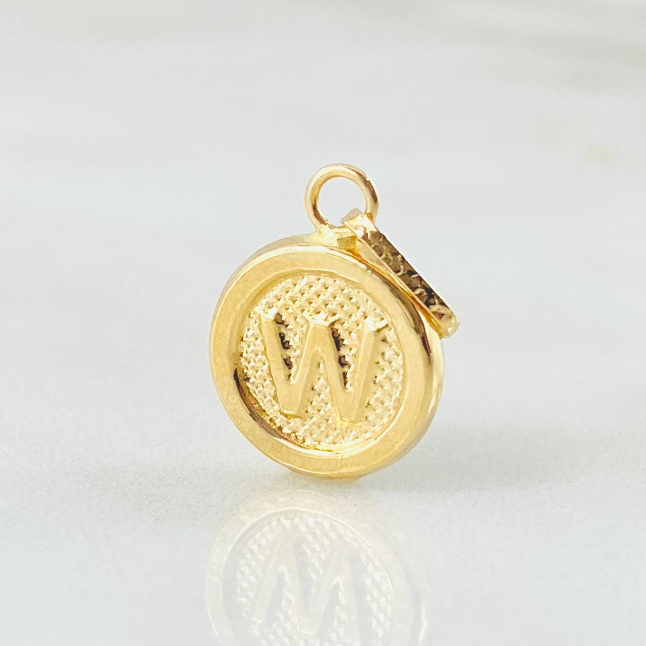 Dije Letra W 0.6gr / 3/4 in / Oro Amarillo 18K