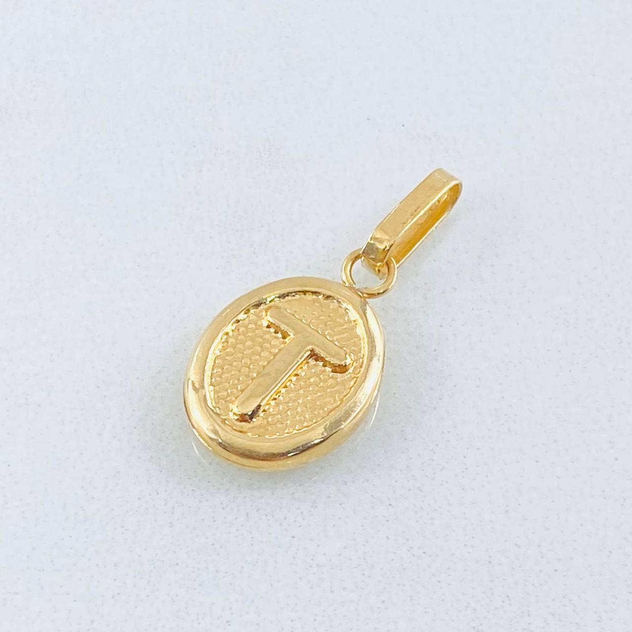 Dije Letra T 0.55gr / 3/4 in / Oro Amarillo 18K
