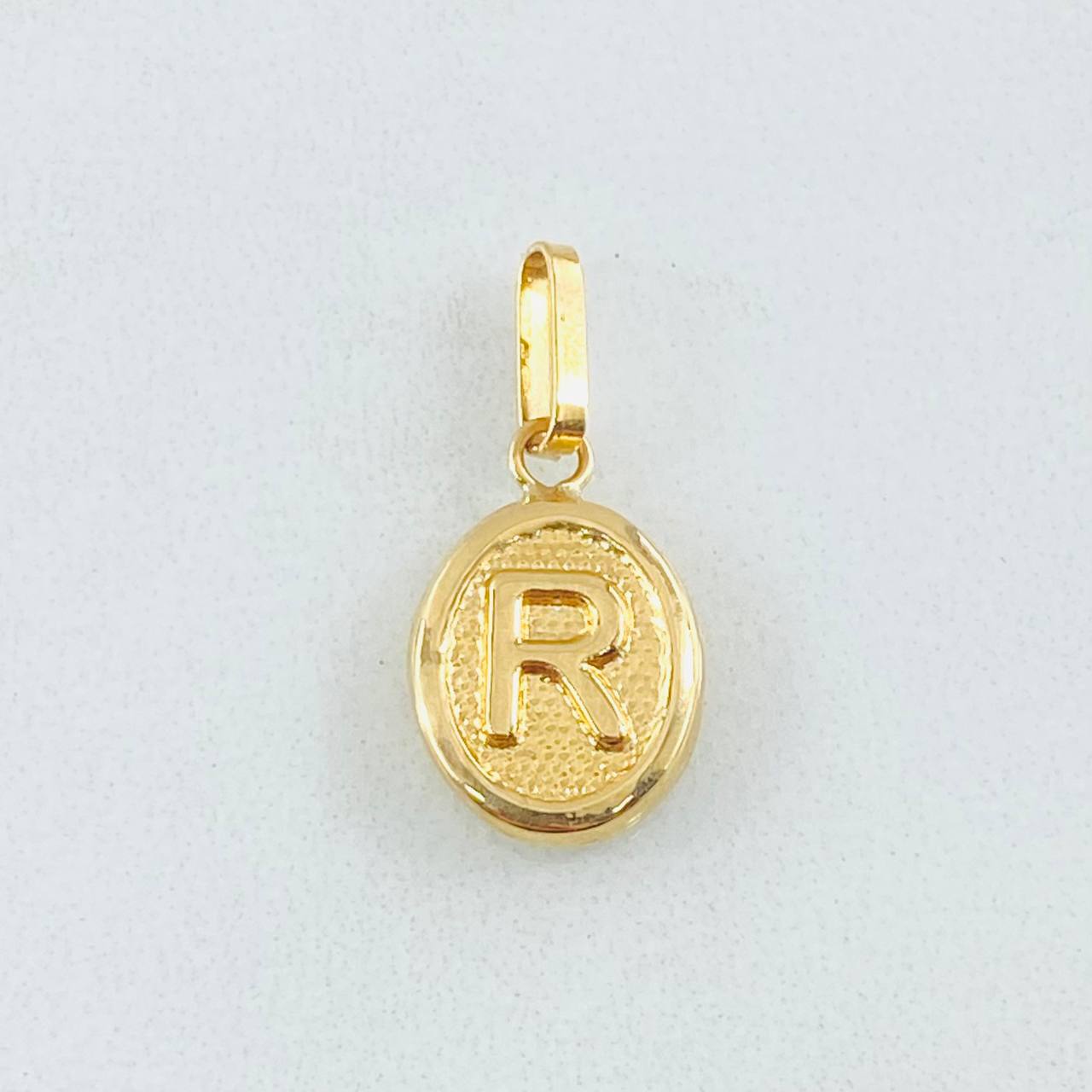 Dije Letra R 0.55gr / 3/4 in / Oro Amarillo 18K ©
