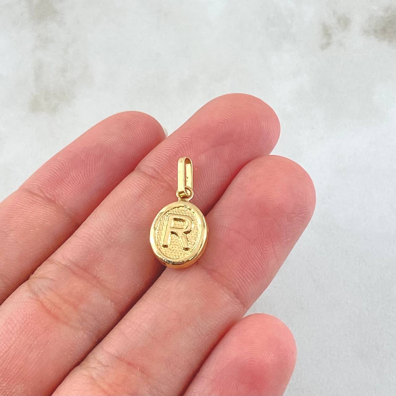 Dije Letra R 0.55gr / 3/4 in / Oro Amarillo 18K