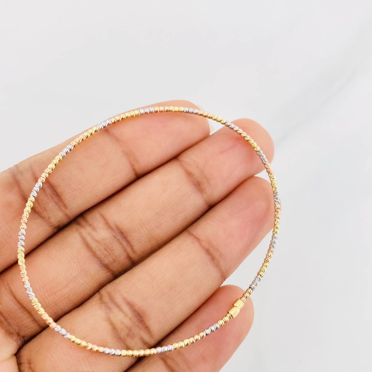 Bracelet Diamond Cut Hoop 1.75g / 6 3/4 in / 1.4mm Three Golds 18K