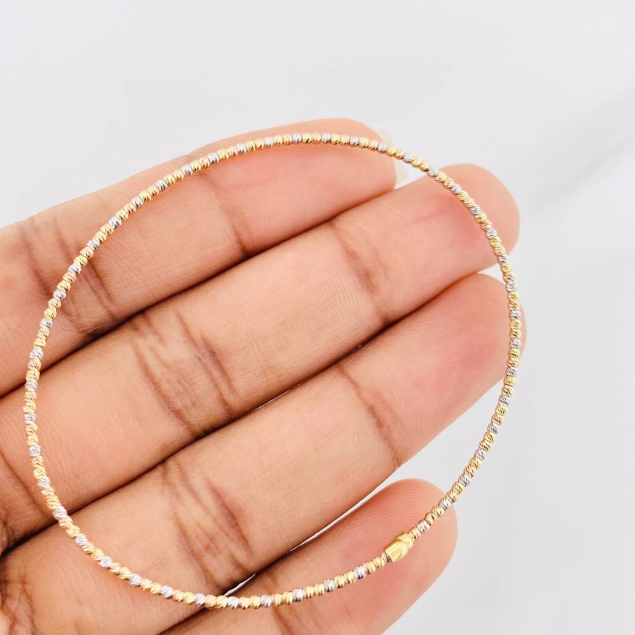 Bracelet Diamond Cut Hoop 1.75g / 6 3/4 in / 1.4mm Three Golds 18K