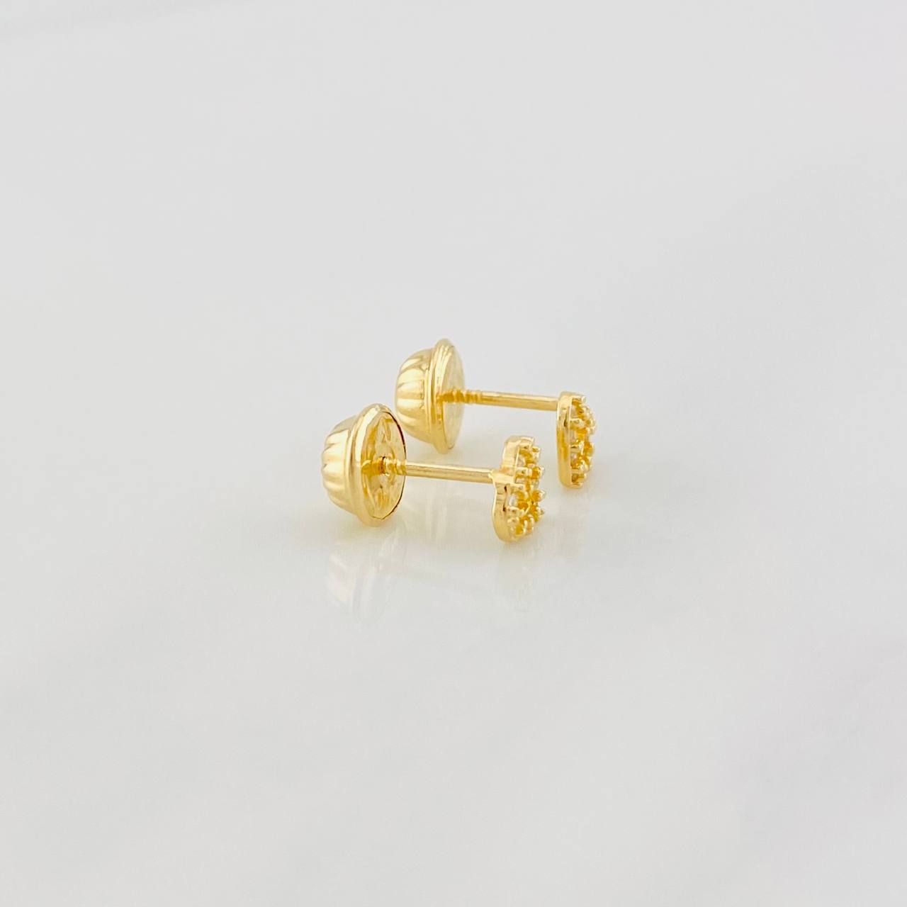 Heart Silhouette Stud Earrings 0.55g / in / 4.5mm 18K Yellow Gold