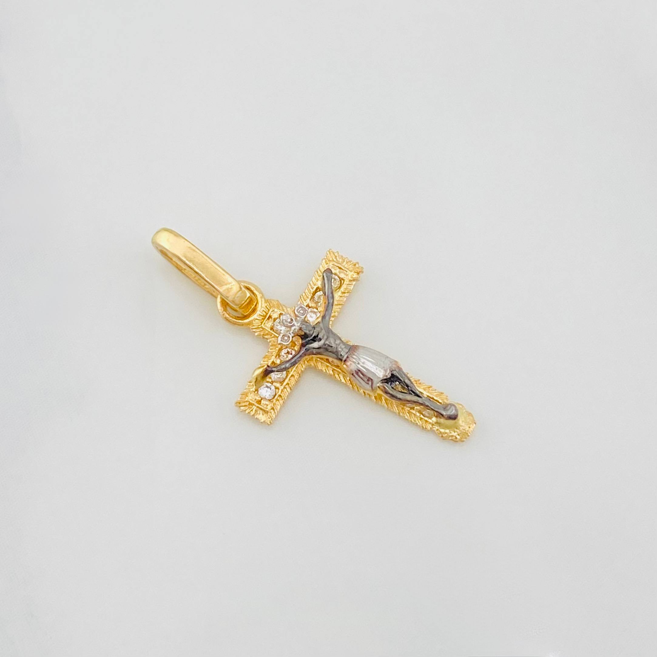 Dije Cruz Cristo 0.9g / 3/4 in Tres Oros 18K