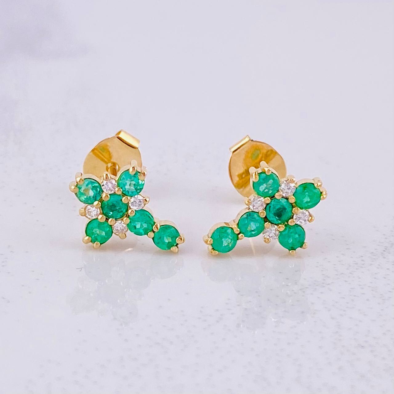 Topos Cruz Tupida Esmeraldas 50pts Diamantes 6pts 1.55g / in / 10.4mm Oro Amarillo 18K