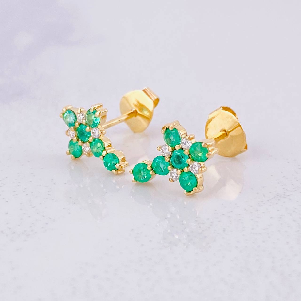 Topos Cruz Tupida Esmeraldas 50pts Diamantes 6pts 1.55g / in / 10.4mm Oro Amarillo 18K