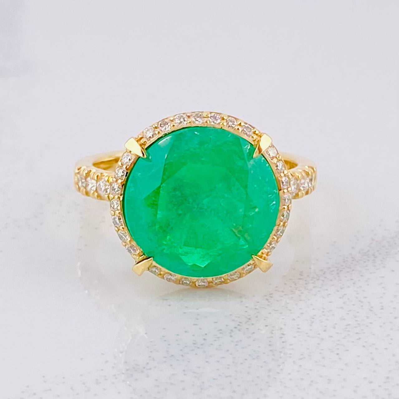 Anillo Circular Bordeado Esmeralda 5.01pts Diamantes 46pts 5.25g / T6 3/4 Oro Amarillo 18K