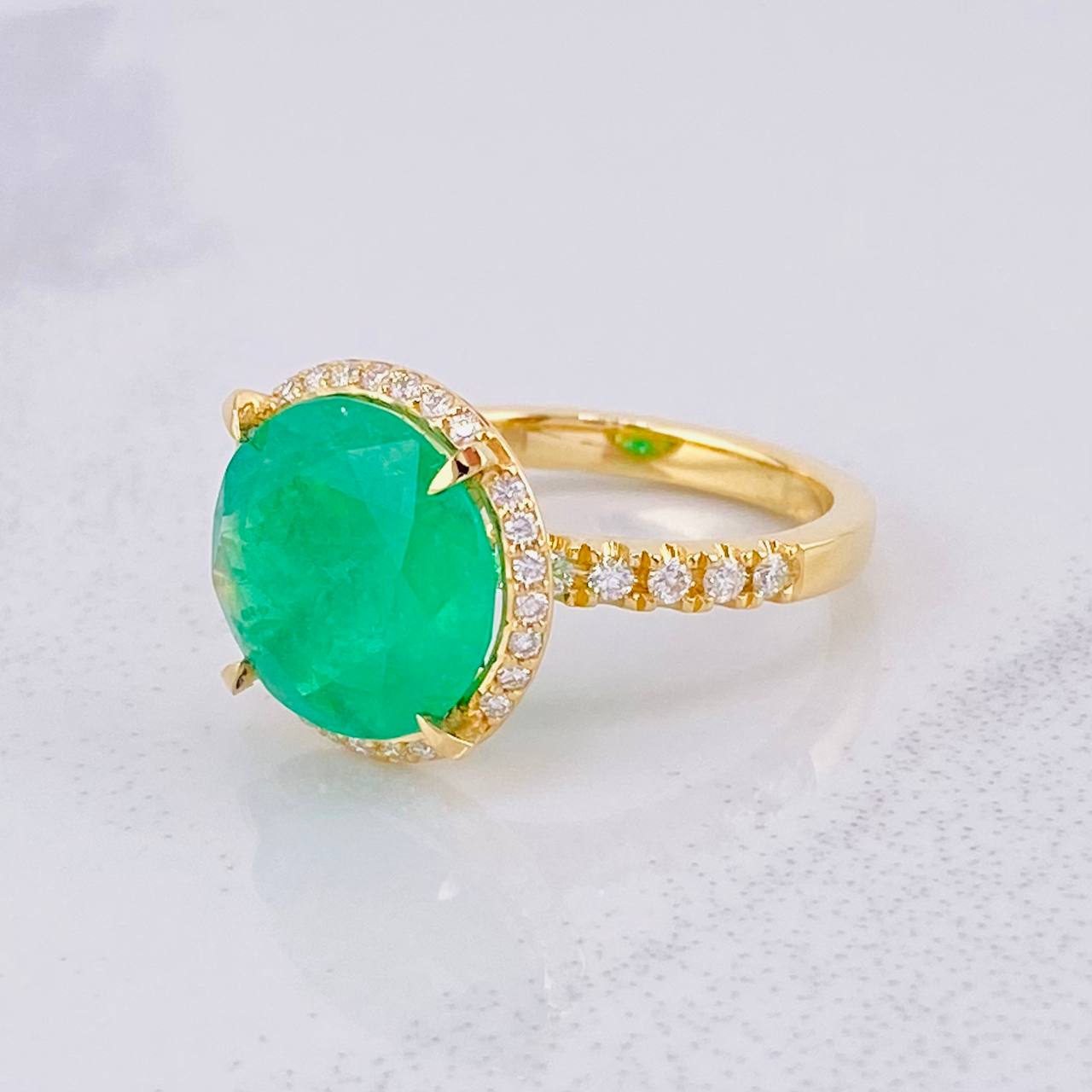 Anillo Circular Bordeado Esmeralda 5.01pts Diamantes 46pts 5.25g / T6 3/4 Oro Amarillo 18K