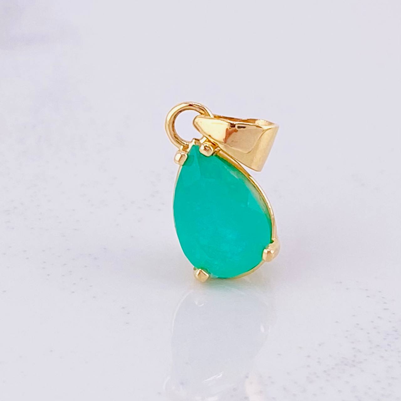 Pendant Tear Emerald 1.2qts 1.25g / 3/4 in 18K Yellow Gold
