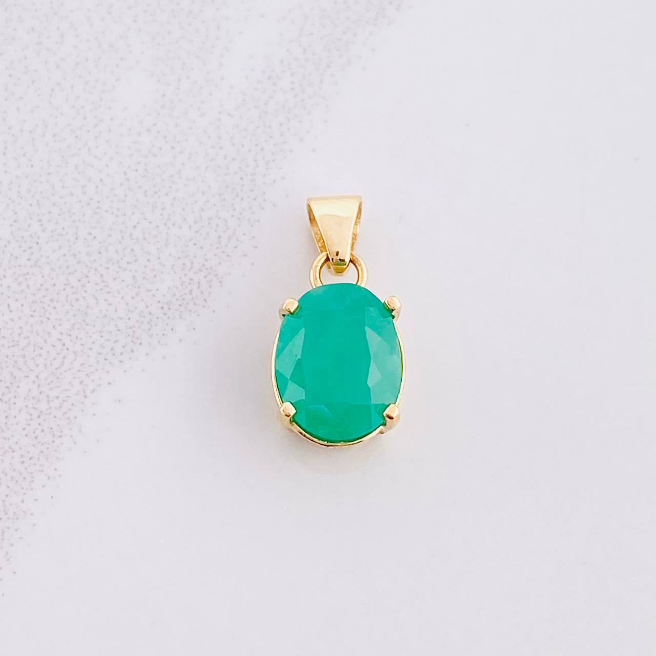 Dije Ovalo Esmeralda 1.5pts 1.4g / 1/2 in Oro Amarillo 18K