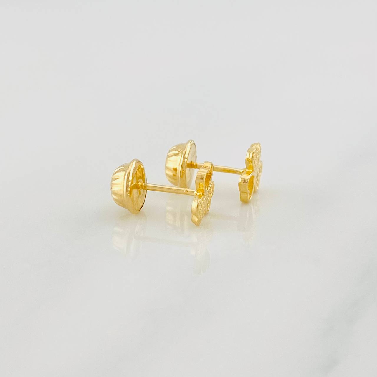 Stud Earrings Clover 0.8g / in / 6mm Yellow Gold 18K