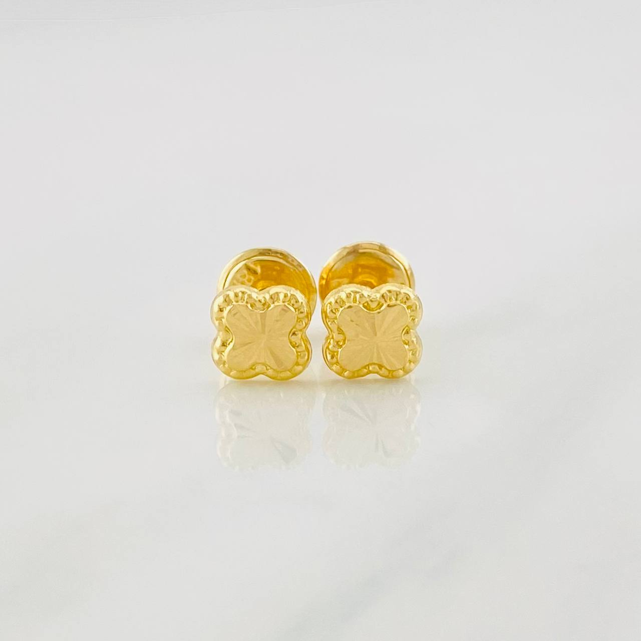 Stud Earrings Clover Diamond Cut 0.45g / in / 5.3mm Yellow Gold 18K