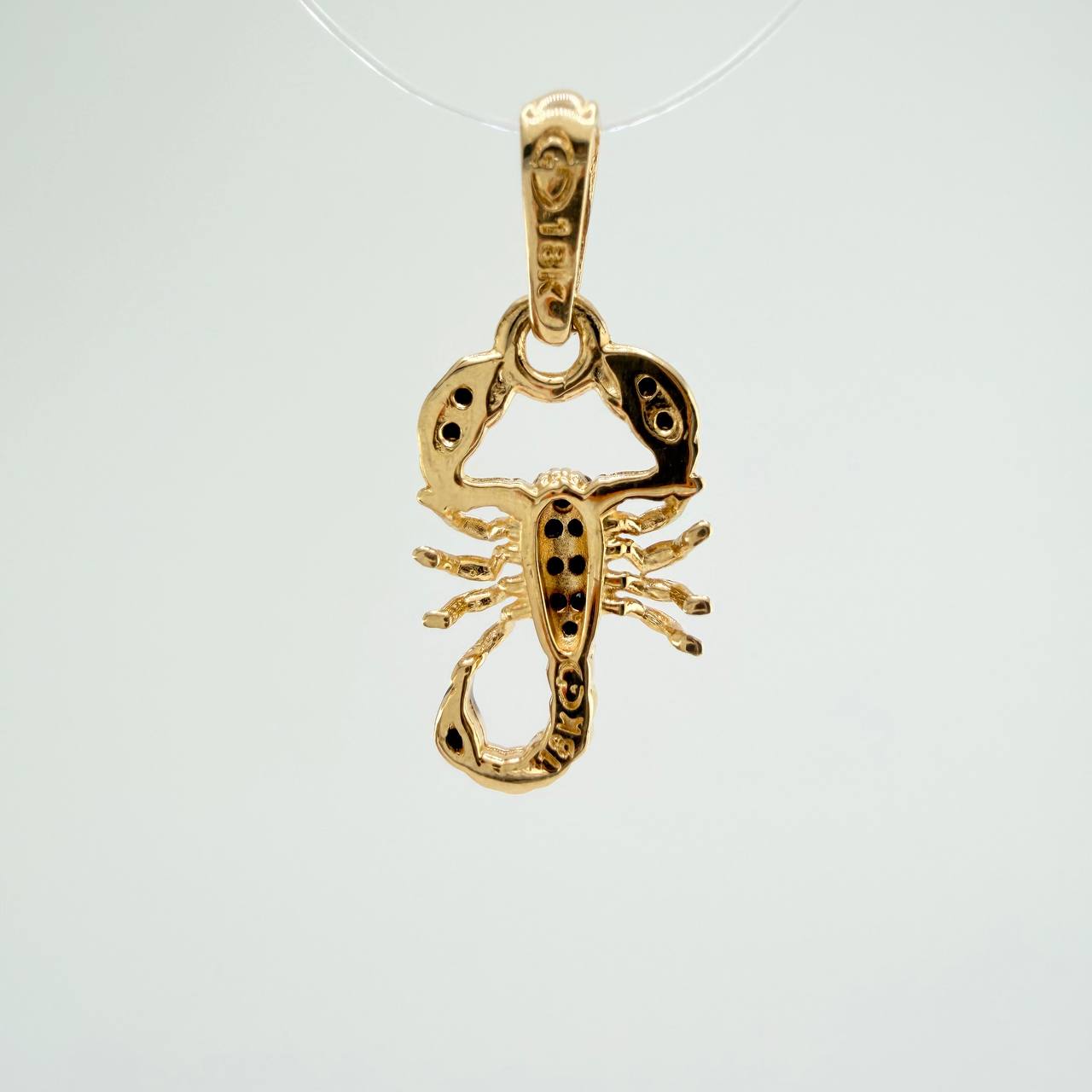 Dije Escorpion 1.15gr / 3/4 in / Dos Oros Negro Amarillo 18K %