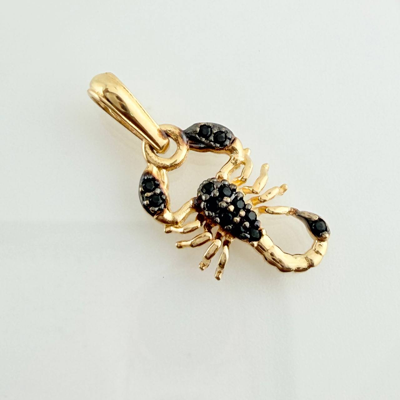 Dije Escorpion 1.15gr / 3/4 in / Dos Oros Negro Amarillo 18K %