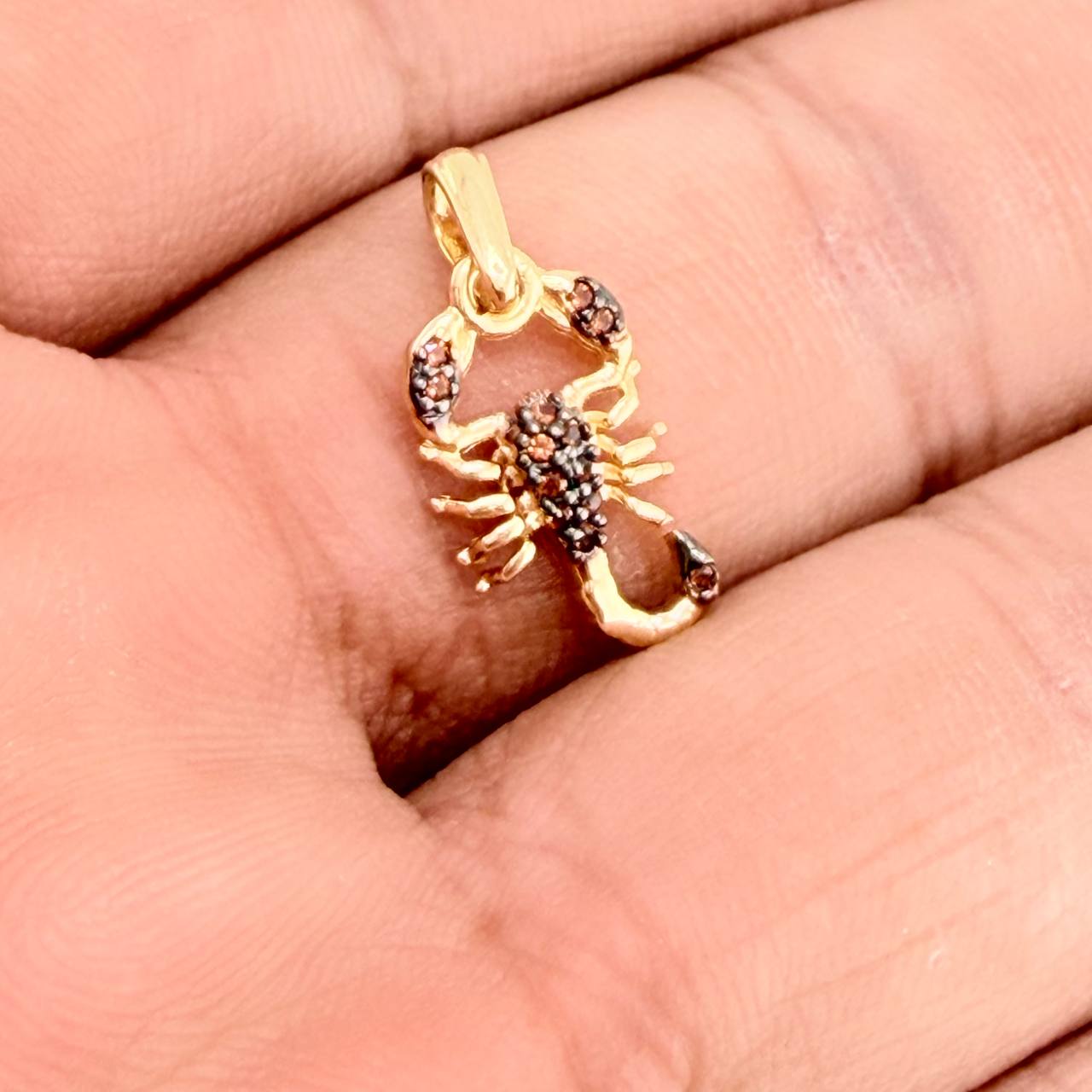Dije Escorpion 1.15gr / 3/4 in / Dos Oros Negro Amarillo 18K %