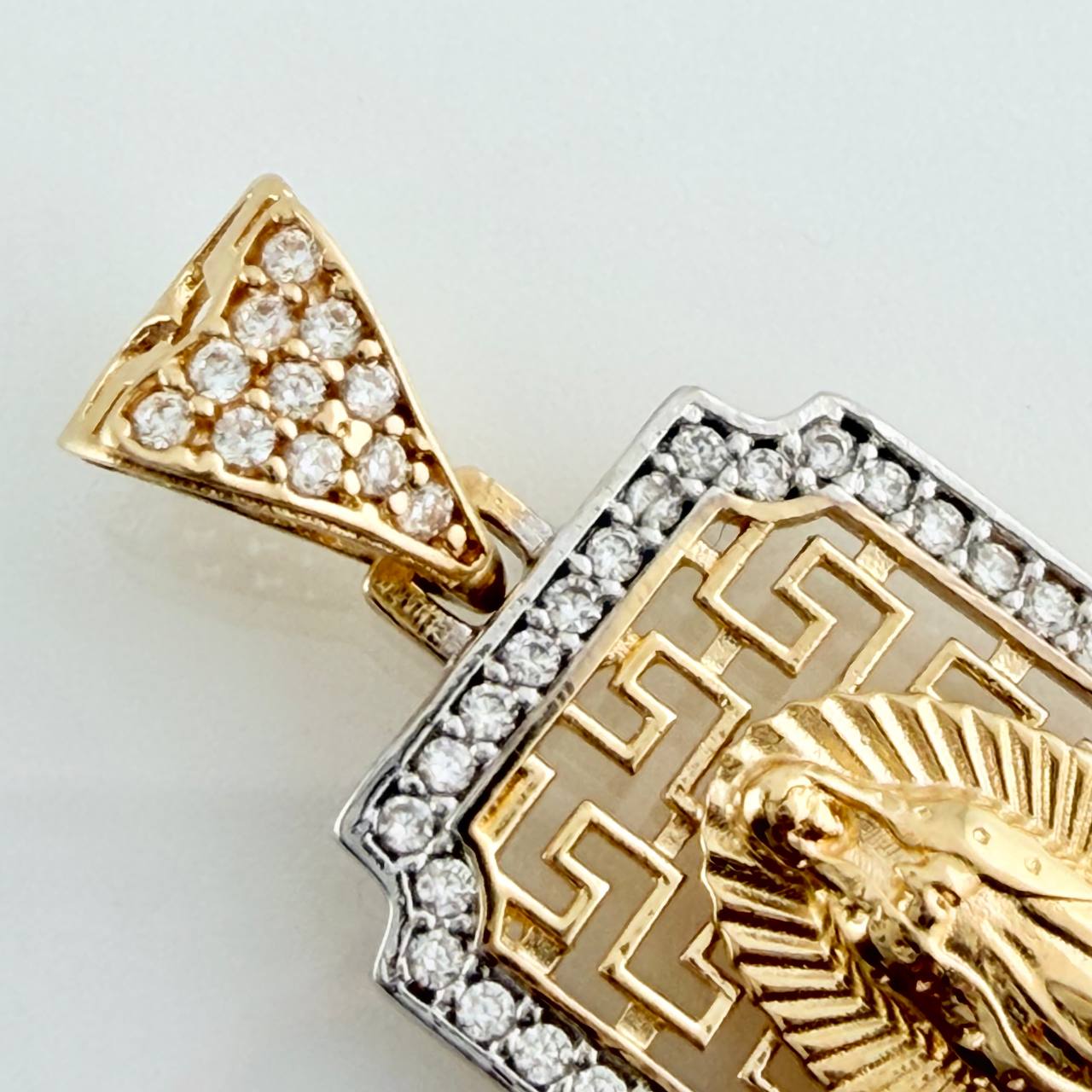 Dije Virgen De Guadalupe 3.2gr / 1 1/4 in / Dos Oros Amarillo Blanco 18K %