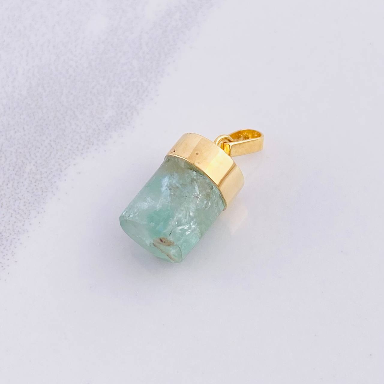 Pendant Rough Emerald 2g / 3/4 in Yellow Gold 18K