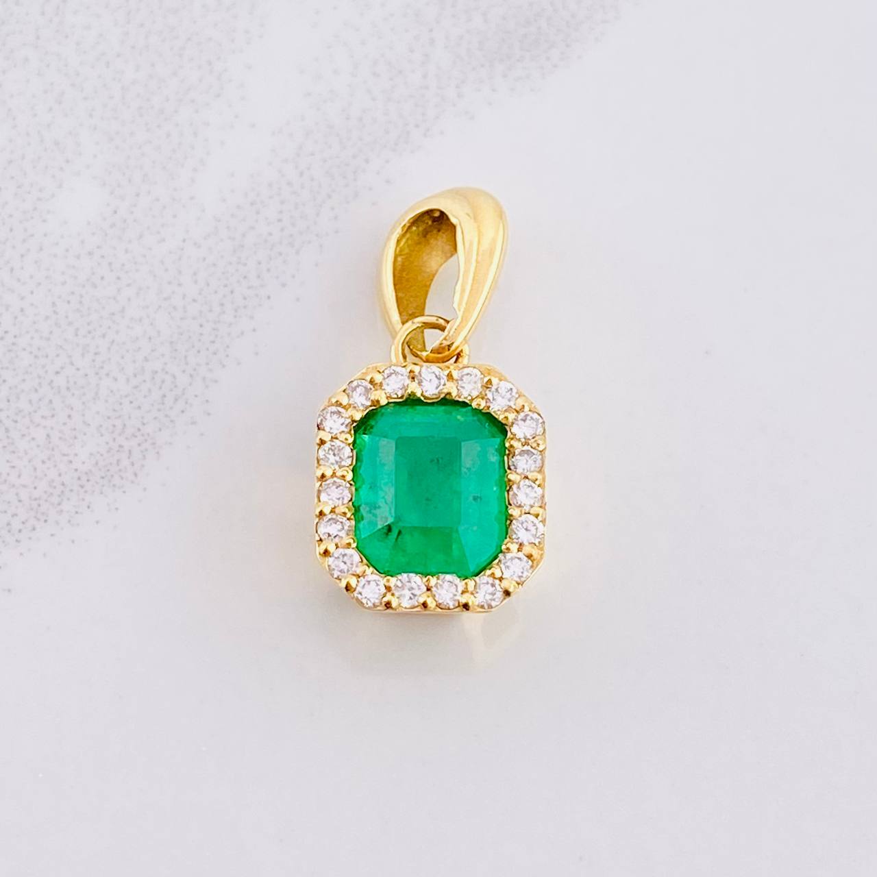 Dije Cuadro Borde Tupido Esmeralda 2.3pts Diamantes 24pts 3.2g / 3/4 in Oro Amarillo 18K