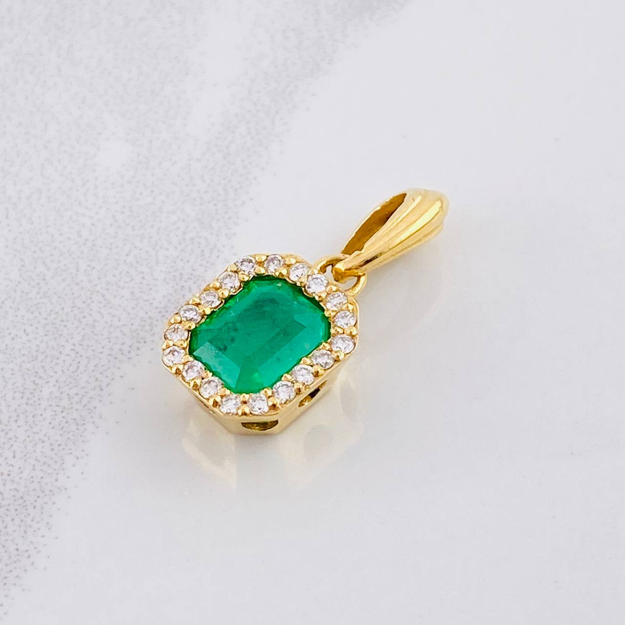 Dije Cuadro Borde Tupido Esmeralda 2.3pts Diamantes 24pts 3.2g / 3/4 in Oro Amarillo 18K