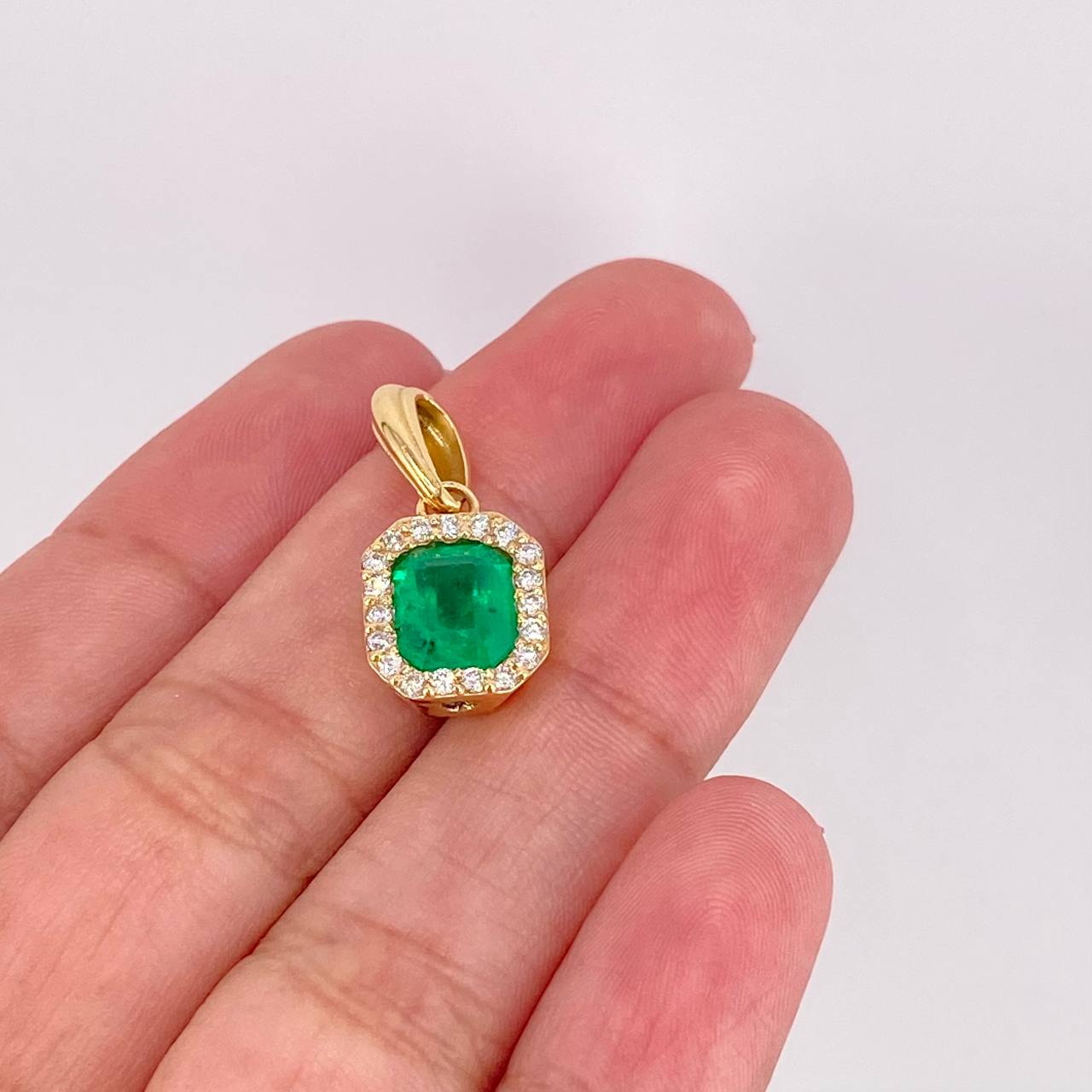 Dije Cuadro Borde Tupido Esmeralda 2.3pts Diamantes 24pts 3.2g / 3/4 in Oro Amarillo 18K