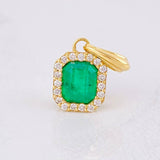 Dije Cuadro Borde Tupido Esmeralda 2.3pts Diamantes 24pts 3.2g / 3/4 in Oro Amarillo 18K